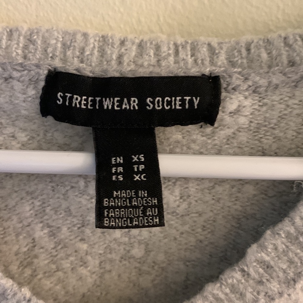 Cropped Long Sleeve - Picture 2 of 3